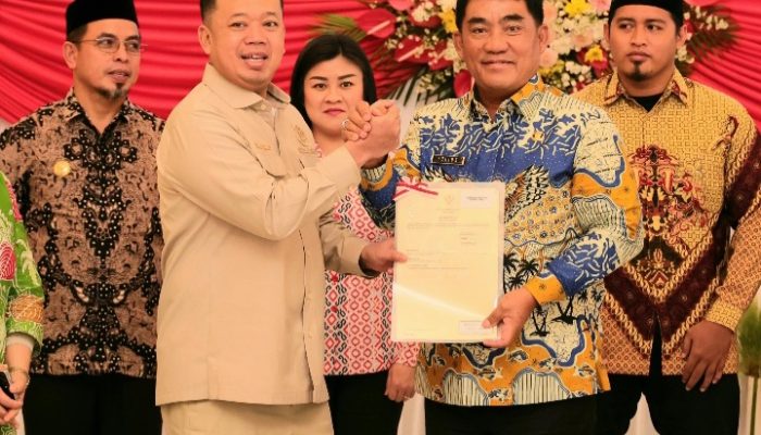 Serahkan Sertipikat di Sulut, Menteri Nusron Komitmen Selesaikan PR Presiden Prabowo di Bidang Pertanahan