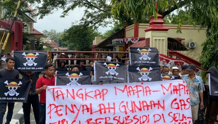 Bendera One Piece Dikibarkan, Mahasiswa Desak Kapolri Usut Pembeking Gas Oplosan Dekat Markas Polda Sumut