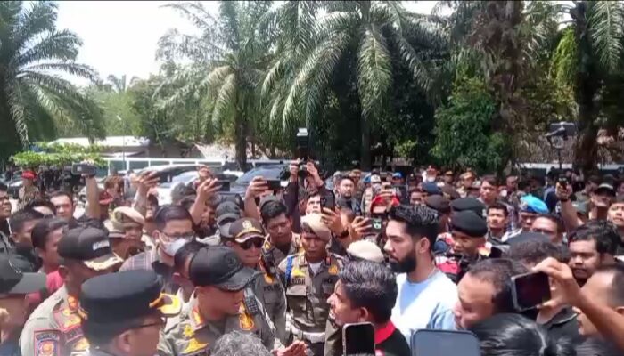Kericuhan Warnai Pembongkaran Markas GRIB Sumut dan Dua Diskotek, Pangdam I/BB Dilempari Massa