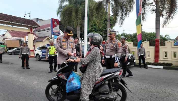 Sambut HUT RI ke-80, Kapolres Binjai Bagikan Bendera Merah Putih kepada Pengguna Jalan