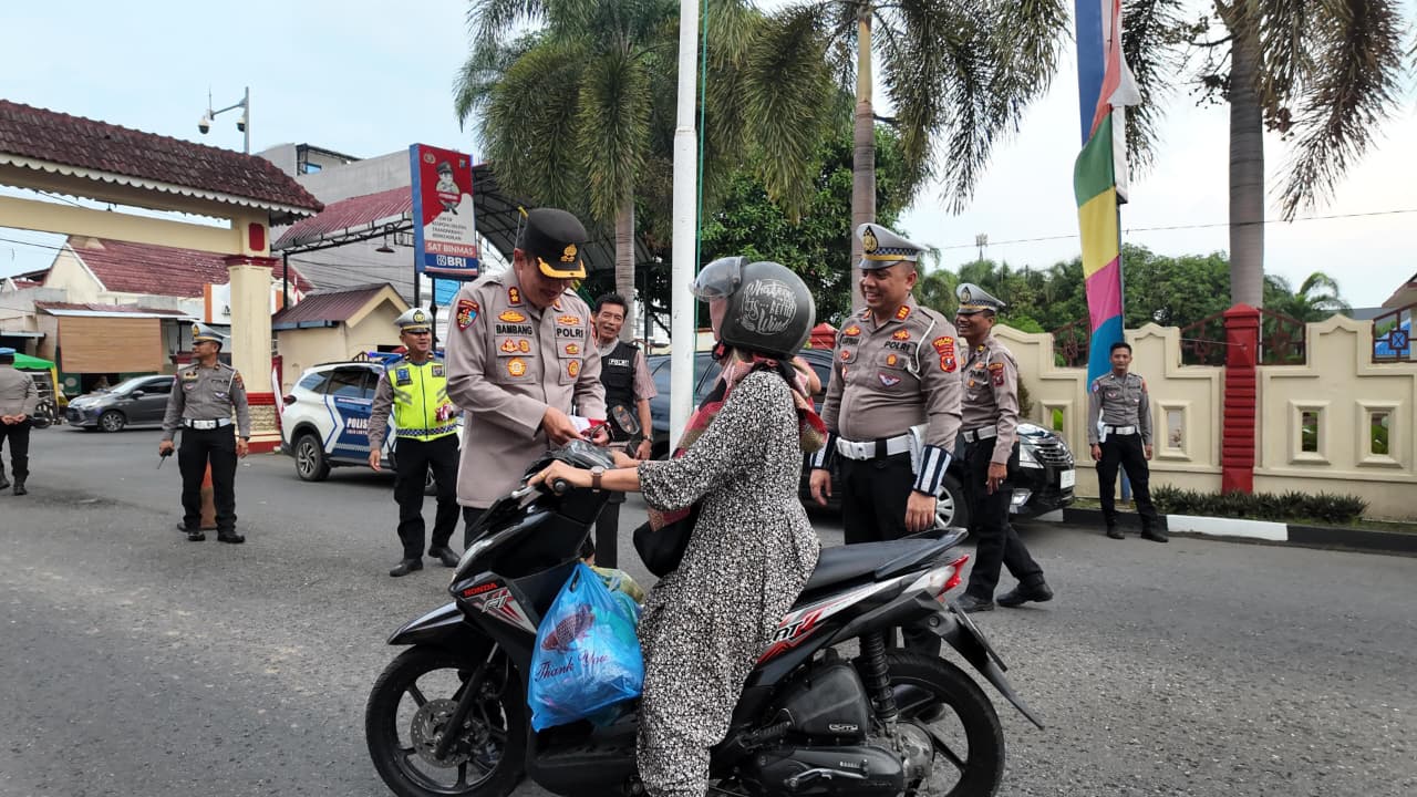 Kapolres Binjai Bagi Bendera