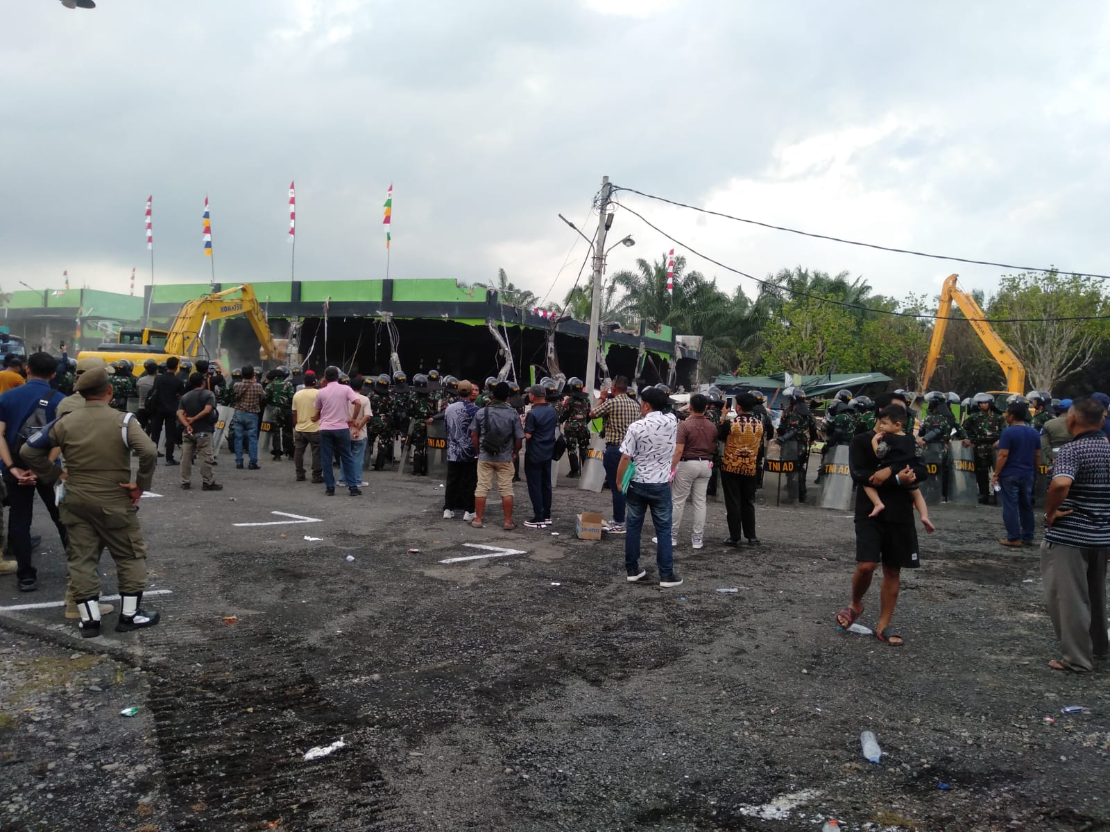 Alat Berat Rubuhkan THM CDI