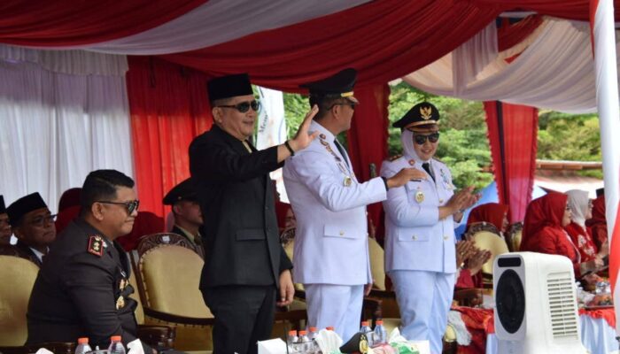 Bupati dan Wabup Madina Sambut Meriah Peserta Defile Usai Upacara Pengibaran Bendera