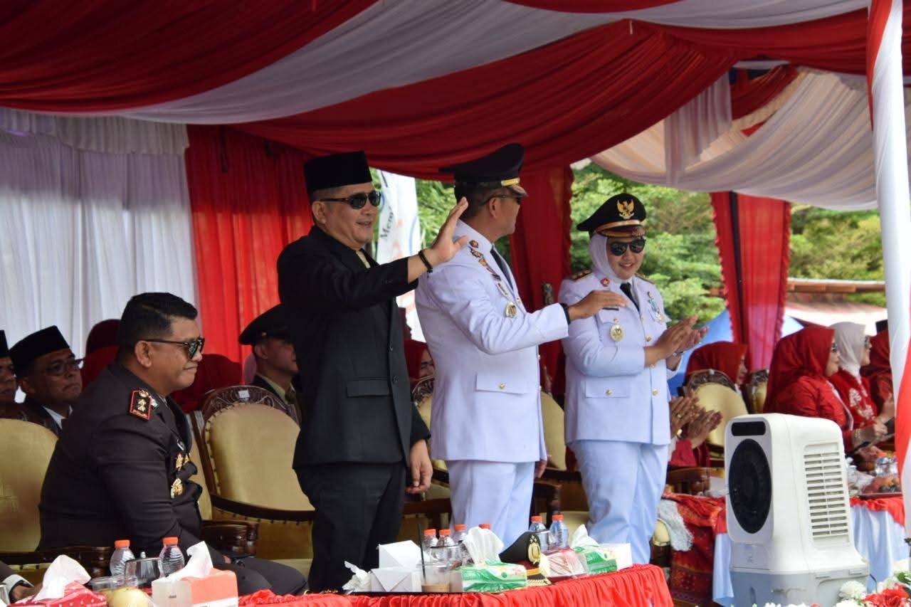 Sambut Peserta Defile