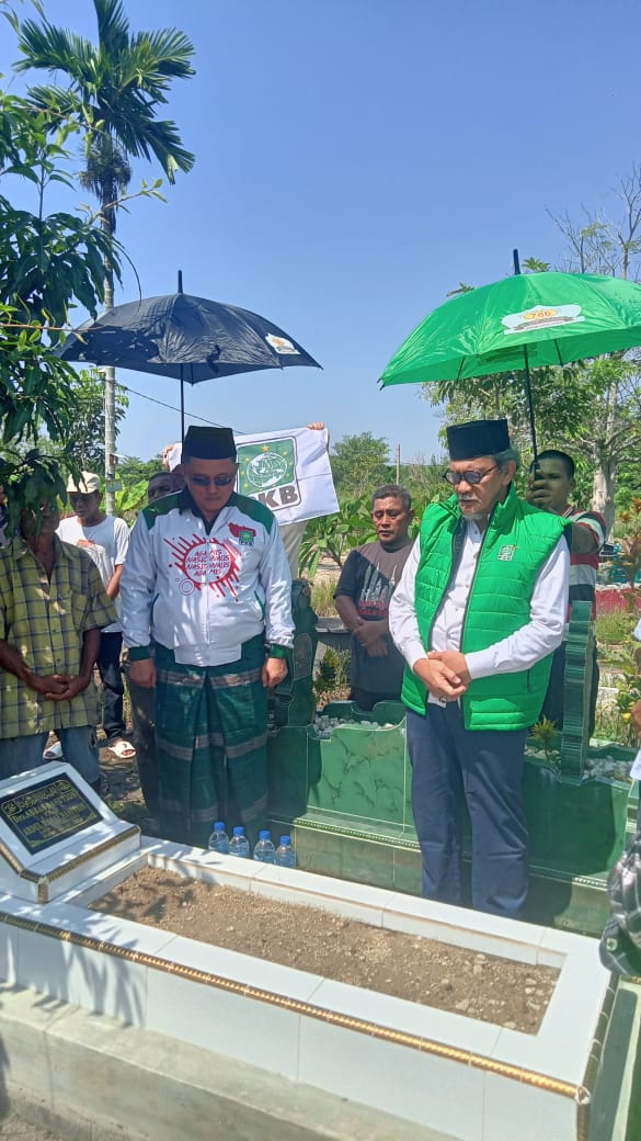 Ziarah ke Makam Sesepuh