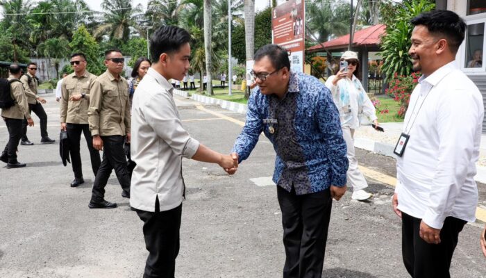 Didampingi Asri Ludin, Wapres Gibran Janjikan Laptop untuk Siswa Sekolah Rakyat Deli Serdang