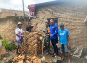 Gotong Royong Wujudkan Kepedulian, Kades Arifin Pimpin Perbaikan Rumah Warga di Sambirejo Timur
