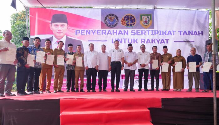 Bersama Menko AHY Serahkan Sertipikat Tanah untuk Rakyat di Bengkulu, Wamen Ossy Apresiasi Peran Pemerintah Daerah