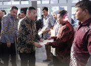 Wamen Ossy Serahkan Sertipikat ke Penggiat UMKM di Garut