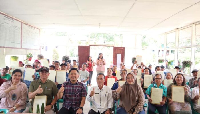 Kantah Toba Serahkan Sertipikat PTSL 2025, Warga Sidulang Sambut dengan Antusias