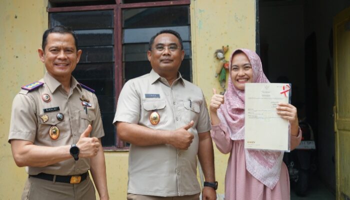 Kanwil BPN Sumut Menyerahkan Sertipikat PTSL Door to Door ke Masyarakat Kelurahan Sukamaju dan Gedung Johor