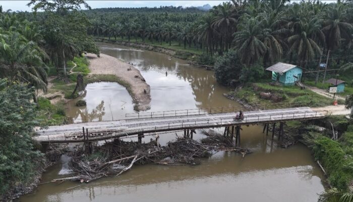 PalmCo Perbaiki Jembatan Sungai Sosa, Penghubung Vital 13 Desa di Padang Lawas