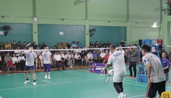 Semarak dan Penuh Keakraban, Nusron Wahid dan Ratu Dewa Adu Ketangkasan di Lapangan Bulu Tangkis