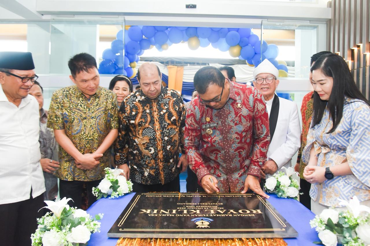Bupati Asri Resmikan Royal Klinik