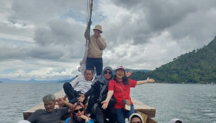 36 Tahun Berselang, Alumni Kelas III Biologi 2 SMANSA Binjai Rayakan Reuni Ceria Bertajuk “Temu Kangen Gabioda” di Danau Toba