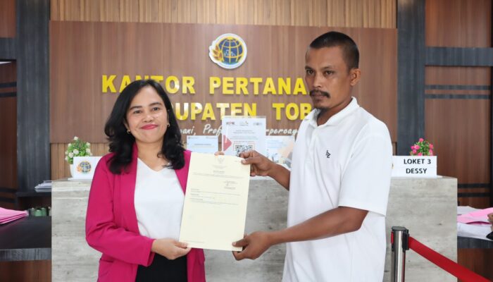 Kantah Toba Serahkan Sertipikat, Wujud Komitmen Pelayanan Cepat dan Transparan