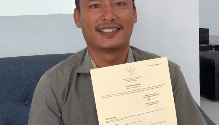 Kantah Toba Serahkan Sertipikat PTSL di Desa Situa-tua; Beri Kepastian Hukum Tanah Masyarakat