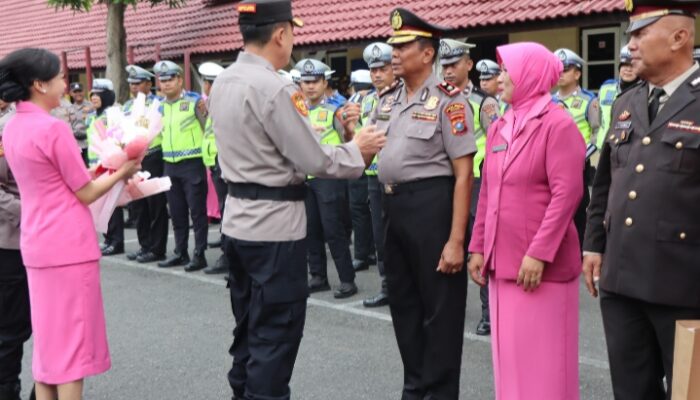 Polres Binjai Gelar Upacara Kenaikan Pangkat Pengabdian dan Pelepasan Personel Purnabakti