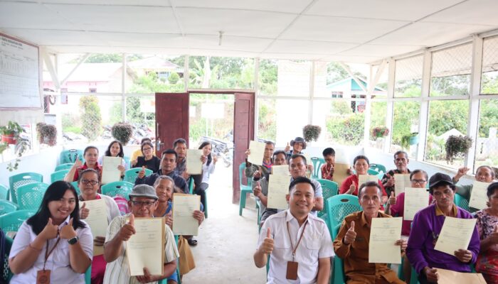 Kantor Pertanahan Toba Serahkan Sertipikat PTSL kepada Warga Desa Sidulang