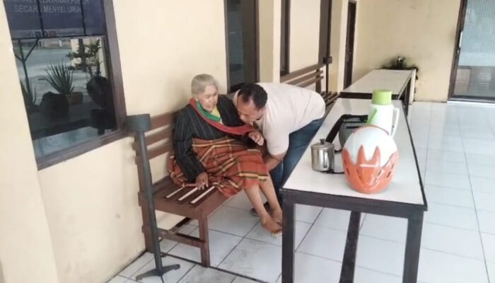 Polsek Perbaungan Sigap Bantu Lansia Alami Sesak Napas di Depan Kantor Polisi