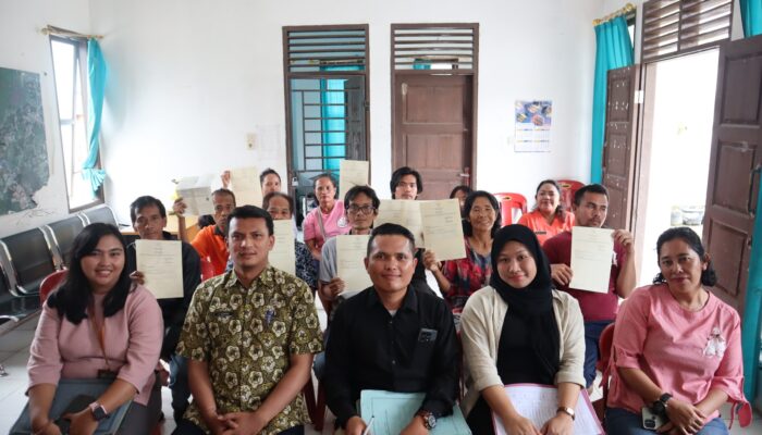 BPN Toba Serahkan Sertipikat PTSL 2025 kepada Warga Sigumpar Dangsina, Perkuat Kepastian Hukum Pertanahan