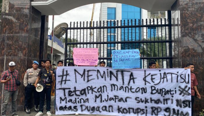 Demo di Kejatisu, Mahasiswa Desak Tetapkan Mantan Bupati Madina sebagai Tersangka Dugaan Korupsi Desa Digital