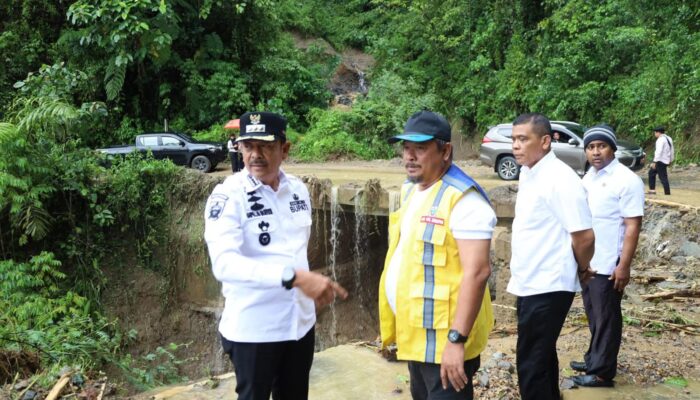 400 Jiwa Diungsikan, Bupati Madina Tinjau Korban Banjir di Muara Batang Angkola