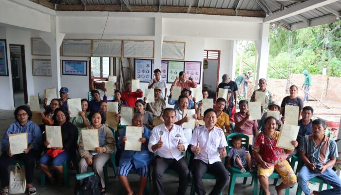 Kantor Pertanahan Toba Serahkan Sertipikat PTSL 2025 kepada Warga Desa Sibarani Nasampulu