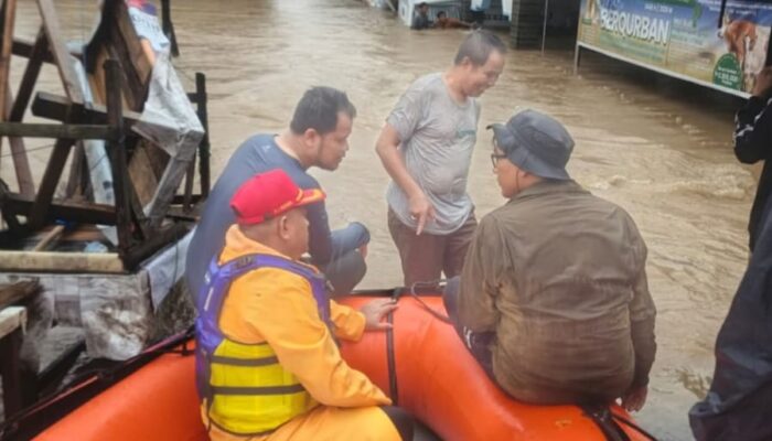 Wakil Wali Kota Binjai dan Kalaksa BPBD Terjun Langsung Evakuasi Warga Terdampak Banjir di Kelurahan Setia