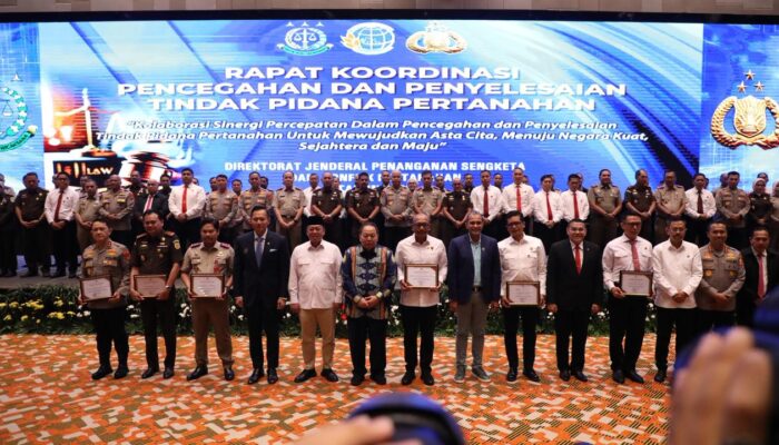 Menteri Nusron Berikan Penghargaan kepada 74 Pihak yang Berperan dalam Pencegahan Tindak Pidana Pertanahan Tahun 2025