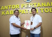 Kantah Toba Serahkan Sertipikat Aset Tapak Tower kepada PT PLN (Persero)