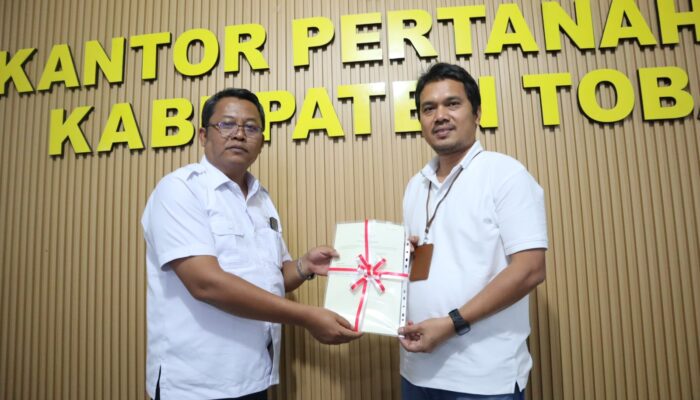 Kantah Toba Serahkan Sertipikat Aset Tapak Tower kepada PT PLN (Persero)