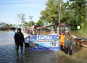 Aksi Peduli UMSU Tembus Desa Terisolir Banjir  di Tanjungpura Via Sampan Nelayan