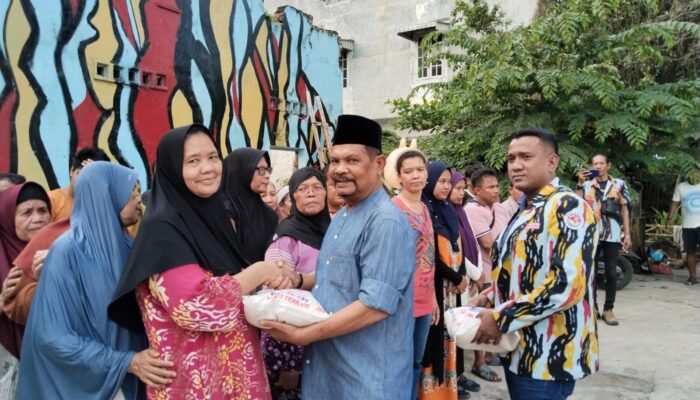 Peduli Korban Banjir, Pembina PKN Sumut, Rahudman Harahap Salurkan Bantuan Paket Sembako