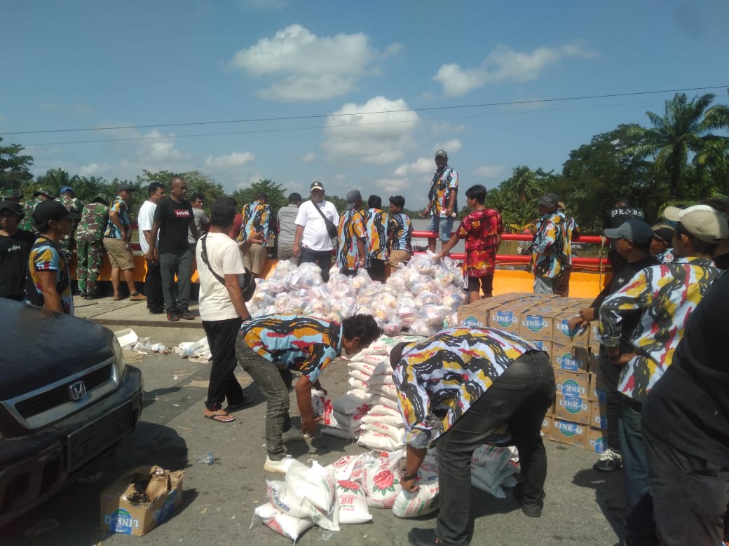 PKN Bagikan Sembako di Tanjung Pura