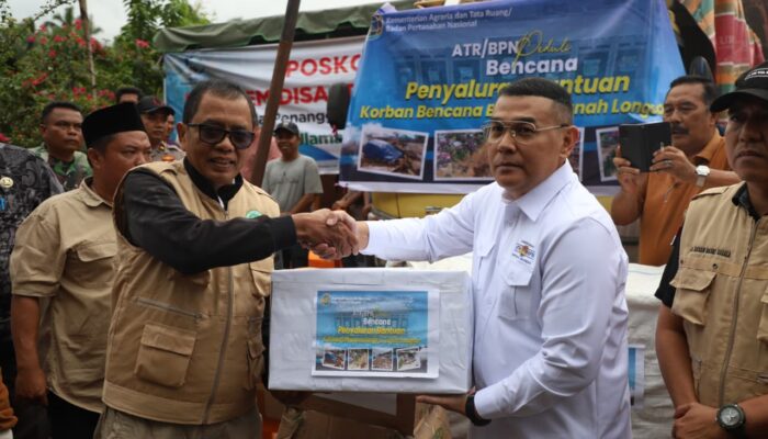 Wamen ATR/Waka BPN Serahkan Bantuan Kemanusiaan untuk Warga Terdampak Bencana di Tapanuli Selatan