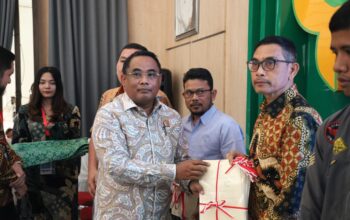 Serahkan Sertipikat Tanah