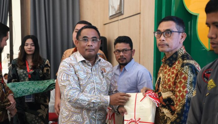 Kanwil BPN Sumut Bersama Pemkab Langkat dan Komisi II DPR RI Serahkan Sertipikat Tanah dan BMD melalui Program PTSL
