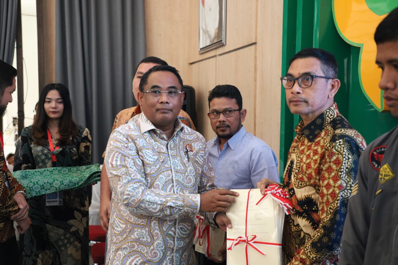 Serahkan Sertipikat Tanah