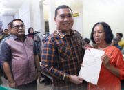 Serahkan Sertipikat Tanah di Karo