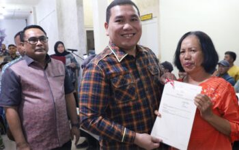 Serahkan Sertipikat Tanah di Karo