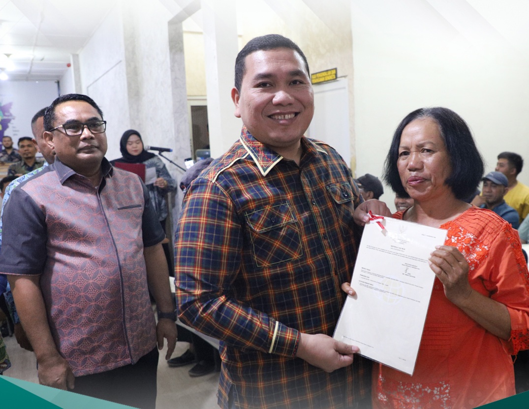 Serahkan Sertipikat Tanah di Karo