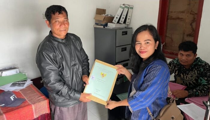 Kantah Toba Serahkan Sertipikat Hak Milik kepada Warga Parsaoran Ajibata