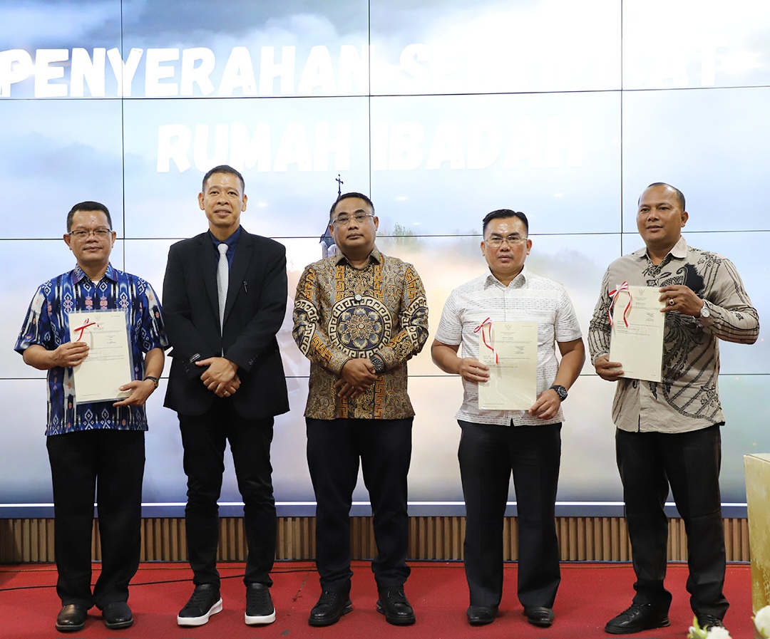 Serahkan Sertipikat Rumah Ibadah
