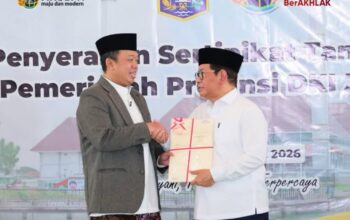 Serahkan Sertipikat Pemda DKI