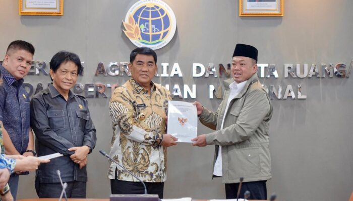 Serahkan Persub RTRW kepada Gubernur Sulawesi Utara, Menteri Nusron Minta RTRW Provinsi Jadi Acuan Penyusunan RTRW Kabupaten/Kota