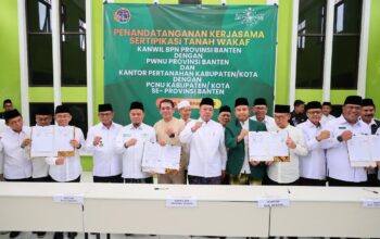 Serahkan Sertipikat Tanah Wakaf