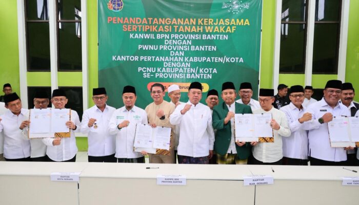 Serahkan 13 Sertipikat di Banten, Menteri Nusron Ajak Organisasi Keagamaan “Keroyok” Percepatan Sertipikasi Tanah Wakaf