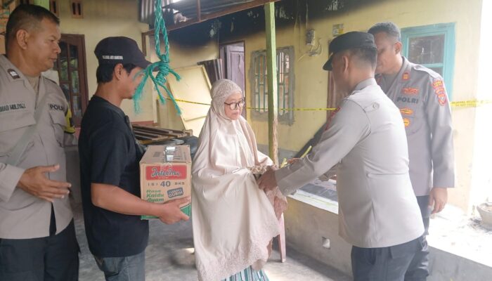 Kapolsek Perbaungan Salurkan Bansos Ramadan untuk Korban Kebakaran di Sergai