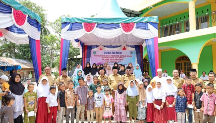 Tingkatkan Akses Pendidikan, Bupati Madina Apresiasi Pemberian Beasiswa di Desa Suka Ramai